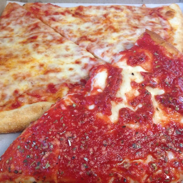Foto diambil di Cassiano&#39;s Pizza oleh Forrest pada 9/26/2014