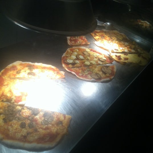 Photo prise au Pizza par Dunner C. le10/19/2012