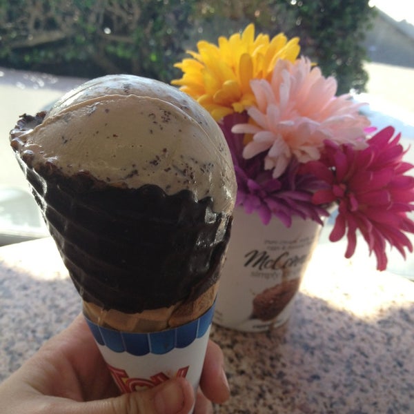 Foto diambil di Mission Street Ice Cream and Yogurt - Featuring McConnell&#39;s Fine Ice Creams oleh Sarah C. pada 5/31/2013