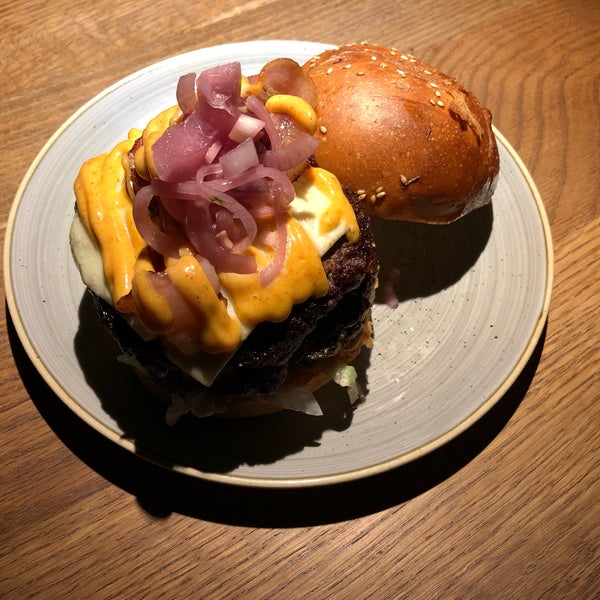 รูปภาพถ่ายที่ Rocket Burger Cafe โดย Saša S. เมื่อ 1/4/2019