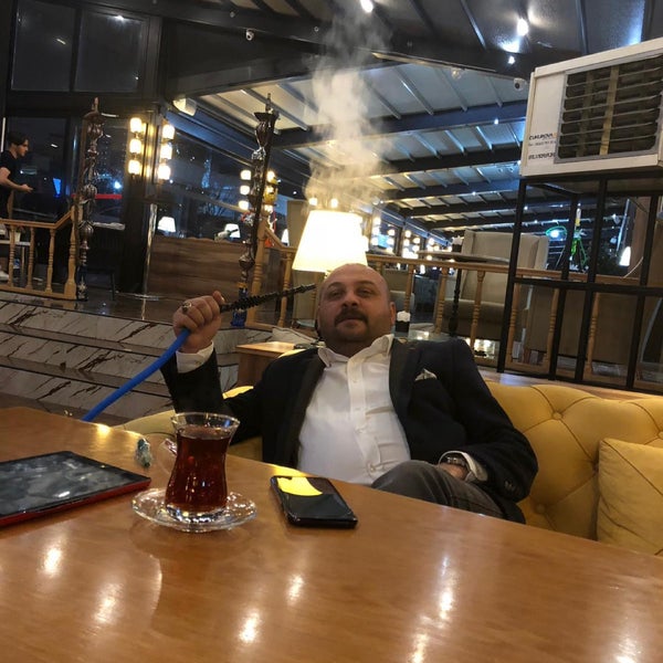 Das Foto wurde bei Shisha Lüle Lounge von İSMAİL S. am 11/5/2018 aufgenommen