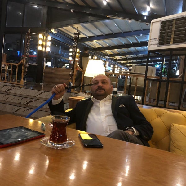 Das Foto wurde bei Shisha Lüle Lounge von İSMAİL S. am 11/5/2018 aufgenommen