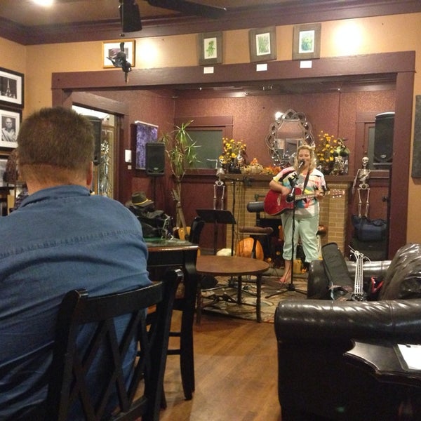 Foto diambil di Hob Nobs Cafe &amp; Spirits oleh Sara B. pada 10/29/2013
