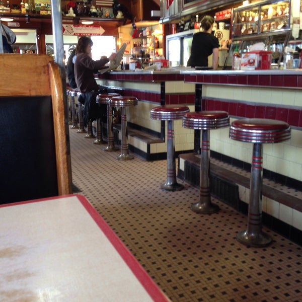 3/9/2015 tarihinde Jessamyn W.ziyaretçi tarafından Four Aces Diner'de çekilen fotoğraf