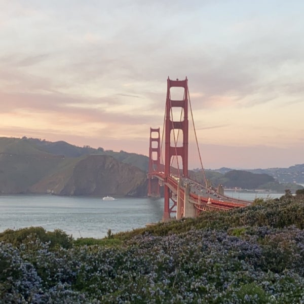 Foto diambil di Golden Gate Overlook oleh Feras’ pada 3/18/2023