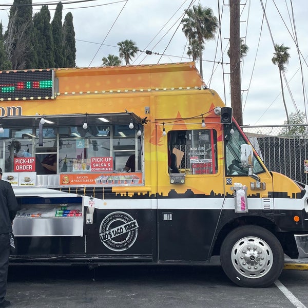 Foto diambil di Leo&#39;s Taco Truck oleh Waleed .. pada 5/25/2023