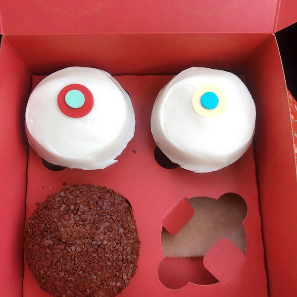 Photo taken at Sprinkles Beverly Hills Cupcakes by Yu H. on 7/21/2019