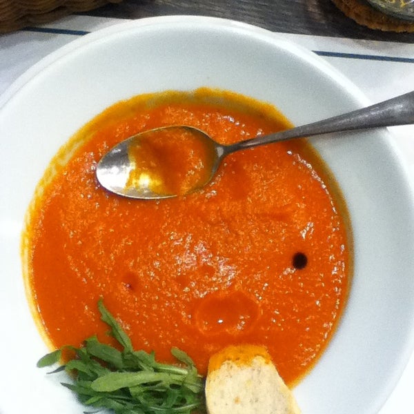 Томатный суп большой и вкусный. Ложка полустоит