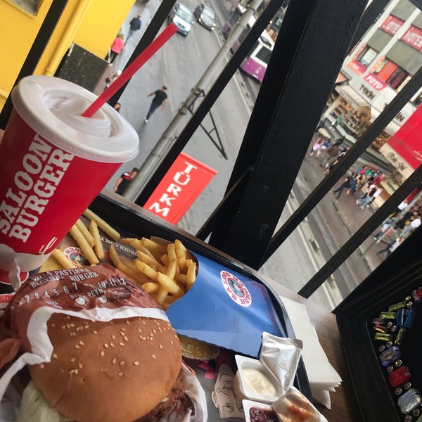 Foto tirada no(a) Saloon Burger por Bayan Teacher em 7/15/2019