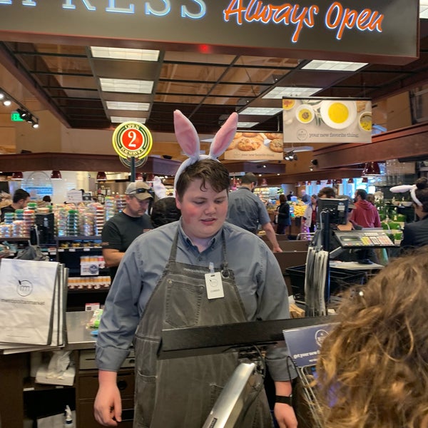 4/20/2019 tarihinde Gokkusziyaretçi tarafından Metropolitan Market West Seattle (Admiral)'de çekilen fotoğraf