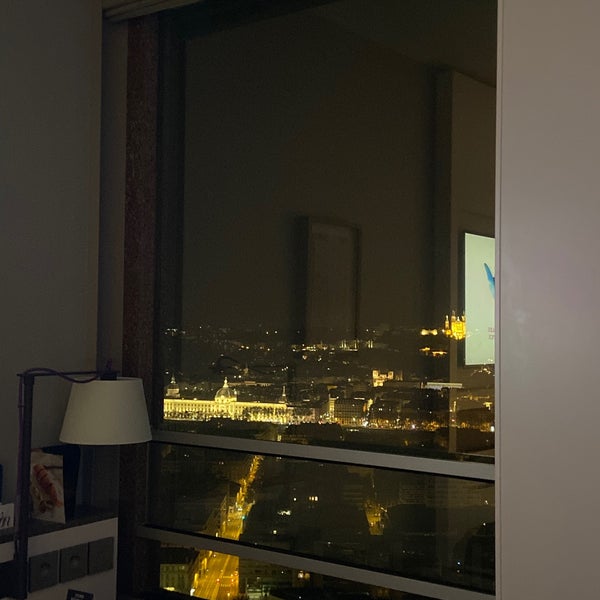 Foto diambil di Radisson Blu Hotel Lyon oleh Nakah B. pada 10/26/2019