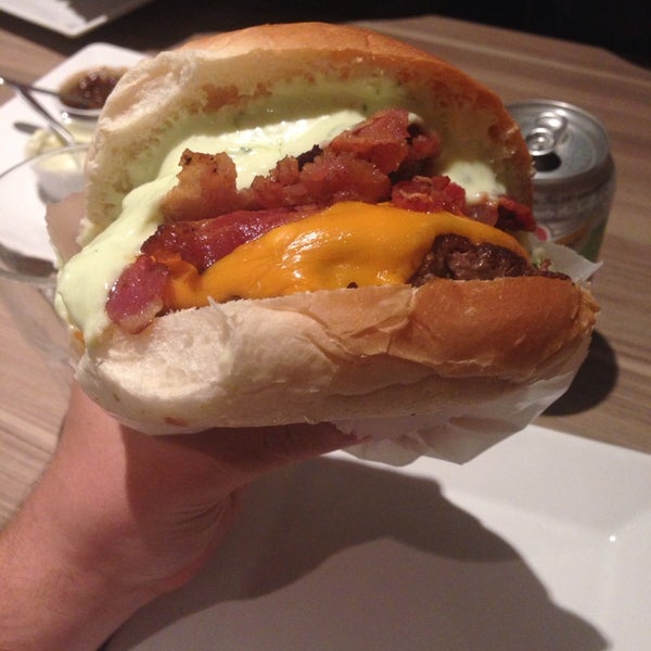 Foto tirada no(a) Figone Burger and Cafe por Rodolfo A. em 9/19/2013