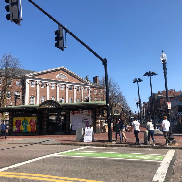 Foto tirada no(a) Harvard Square por Fabián O. em 4/4/2021