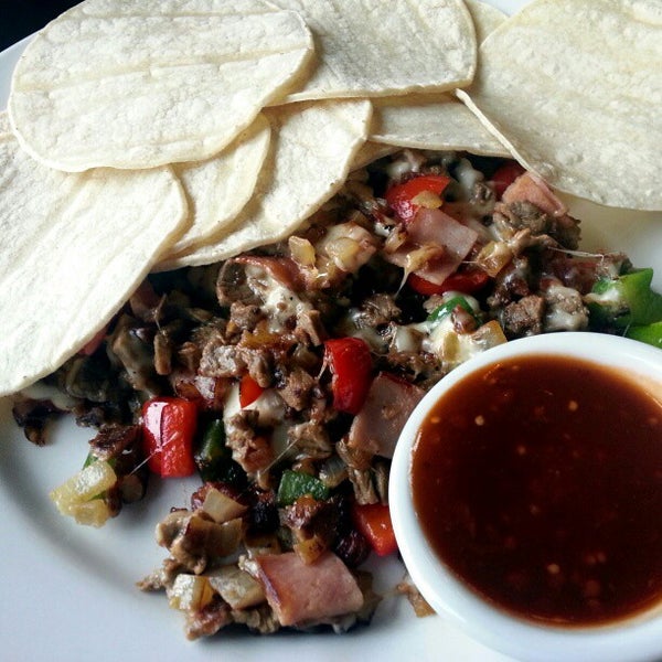 รูปภาพถ่ายที่ Salsa &amp; Agave Mexican Grill โดย Dennis P. เมื่อ 1/30/2013