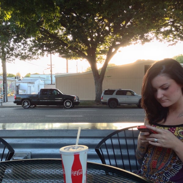 6/23/2014にDan O.がWillie&#39;s Burgersで撮った写真