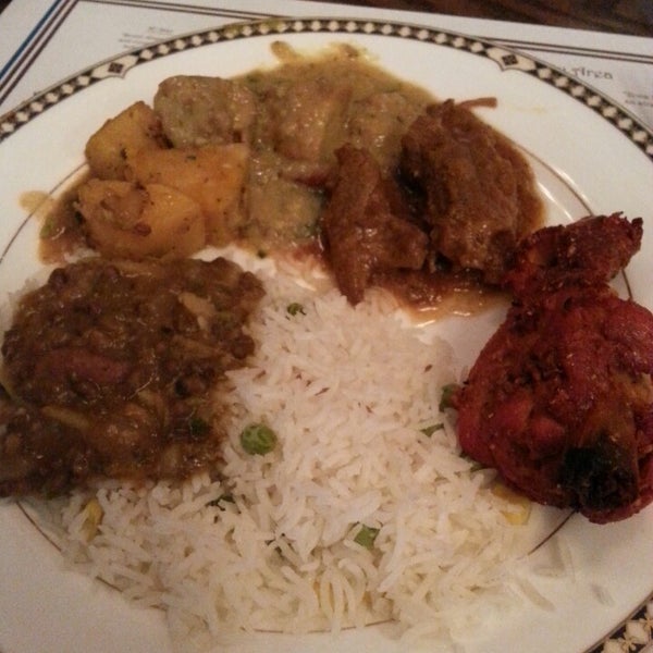 Foto scattata a Swagat Fine Indian Cuisine da Matt W. il 7/14/2014