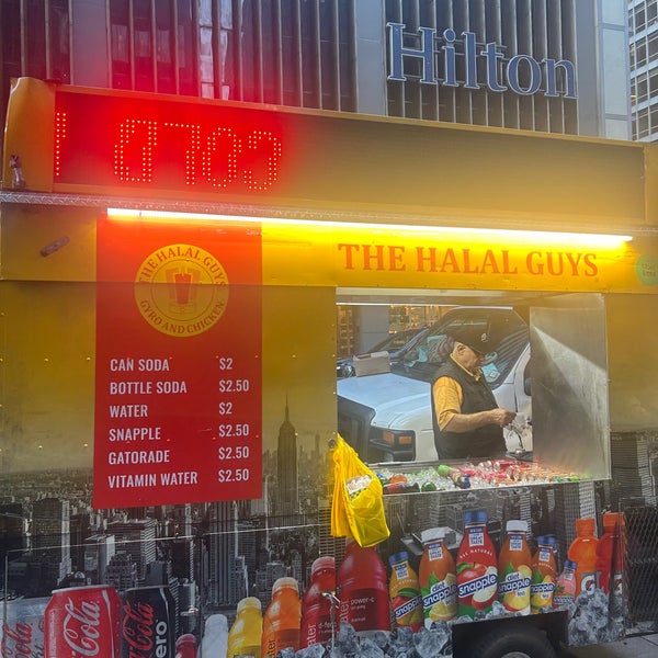 รูปภาพถ่ายที่ The Halal Guys โดย Sungam Y. เมื่อ 9/20/2023