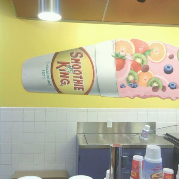 Photo taken at Smoothie King by Don N Michelle D. on 5/27/2013