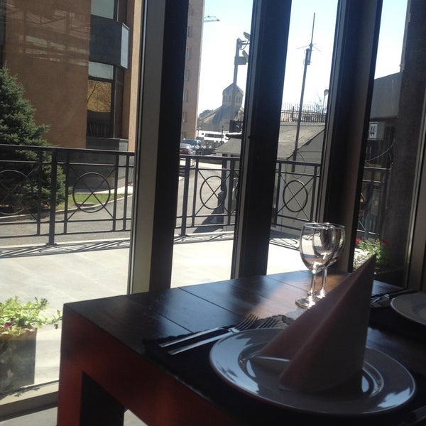 3/20/2014 tarihinde Melita G.ziyaretçi tarafından Tufenkian Kharpert Restaurant'de çekilen fotoğraf