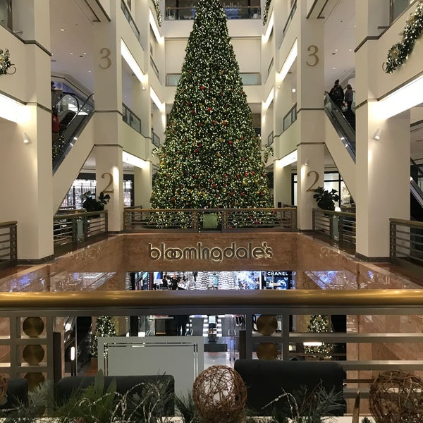 Photo taken at 900 North Michigan Shops by William M. on 11/30/2019