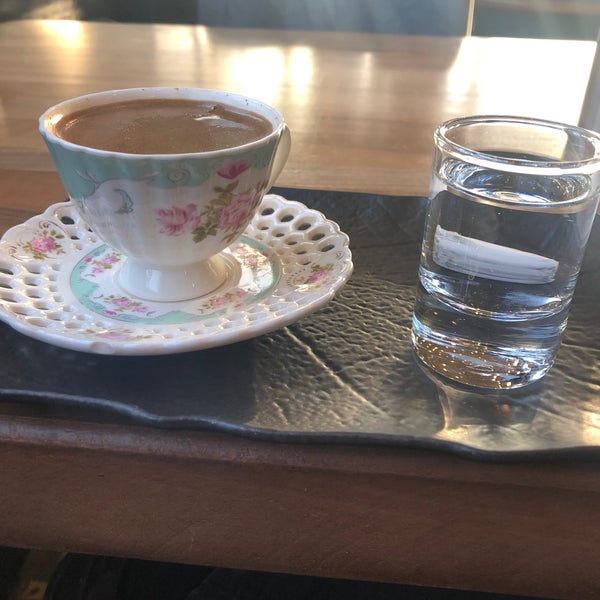Das Foto wurde bei Asmalı Balkon Cafe &amp; Bistro von Eray D. am 2/24/2020 aufgenommen