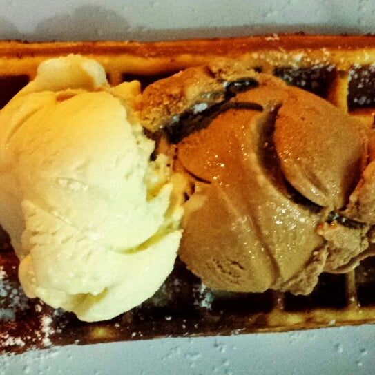 Photo taken at Wafflelicious by Loh Xinyi, M. on 9/15/2013