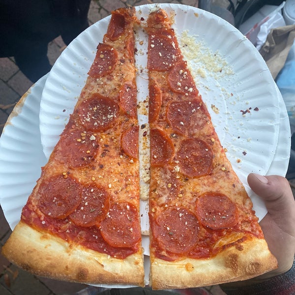 Foto scattata a Five Points Pizza da Kevin R. il 10/29/2020