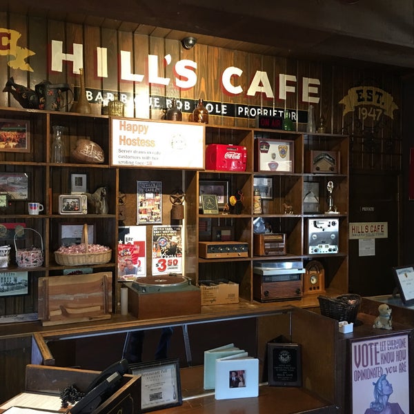 Foto tomada en Hill&#39;s Cafe  por Matt (Dima) Y. el 5/1/2017