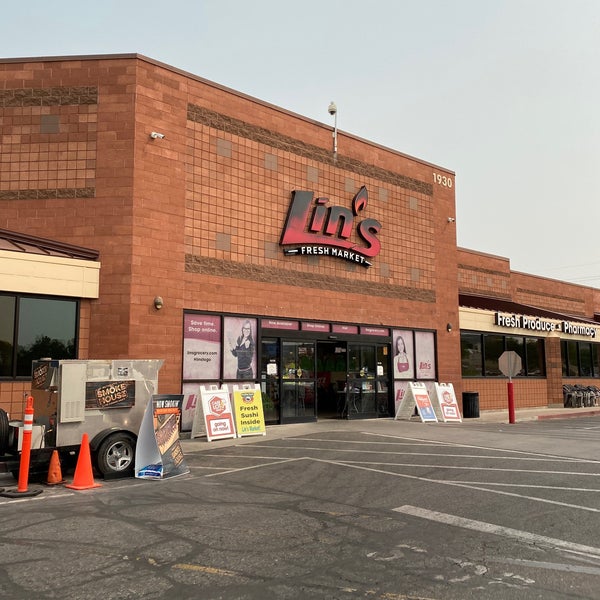 Lin's Market Grocery Store in Saint