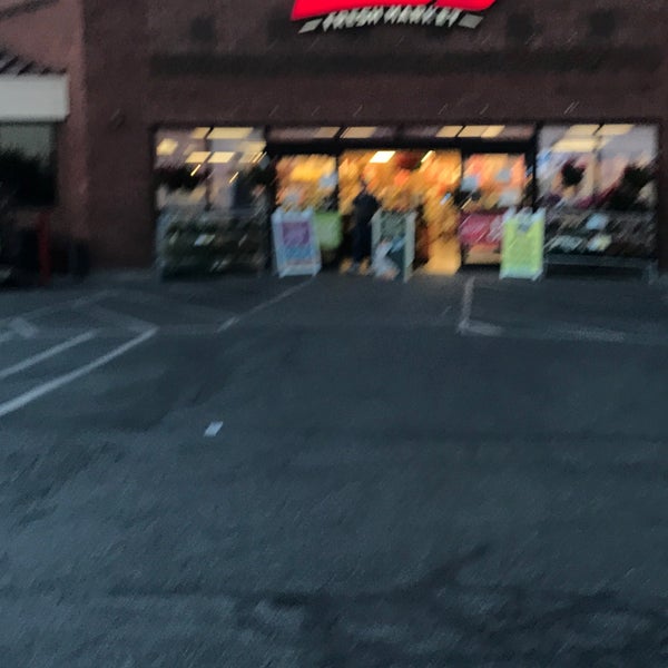 Lin's Market Grocery Store in Saint