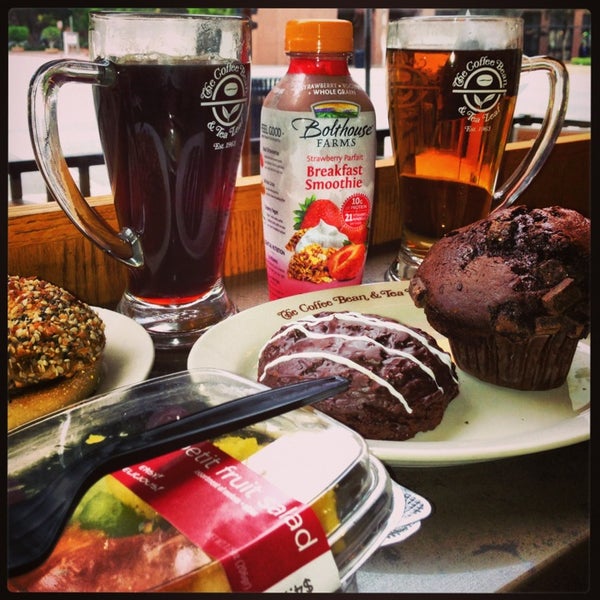 Photo taken at The Coffee Bean &amp; Tea Leaf by G_ D. on 6/24/2013