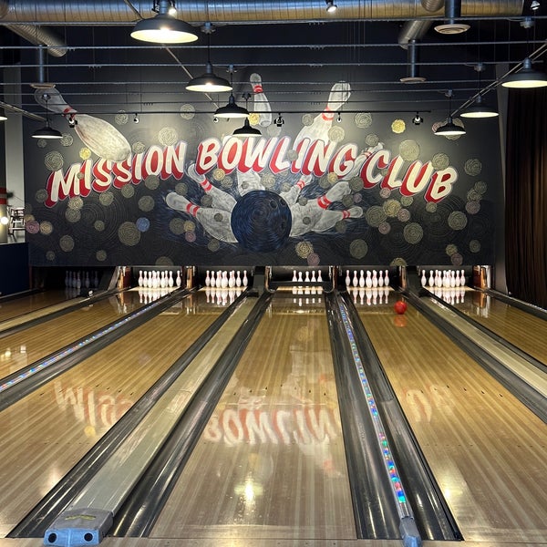 Foto tirada no(a) Mission Bowling Club por Tim J. em 4/13/2023