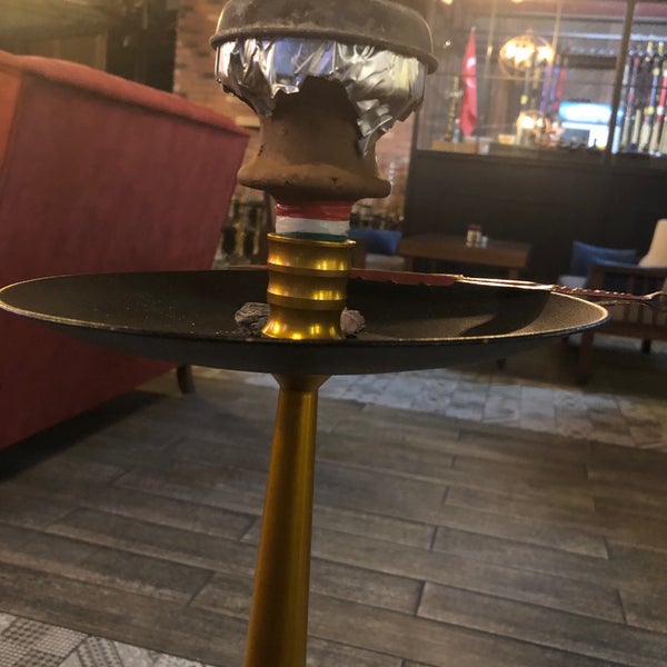 Снимок сделан в Vatra Cafe &amp; Restaurant Nargile пользователем Ertuğrul K. 9/7/2019