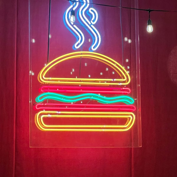 4/28/2023 tarihinde J J.ziyaretçi tarafından Burger Joint'de çekilen fotoğraf