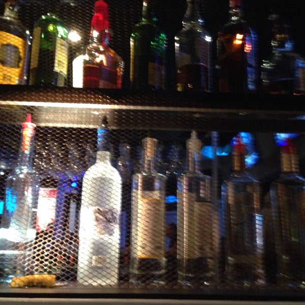 1/11/2014에 Ron B.님이 Blowfish Bar &amp; Grill에서 찍은 사진