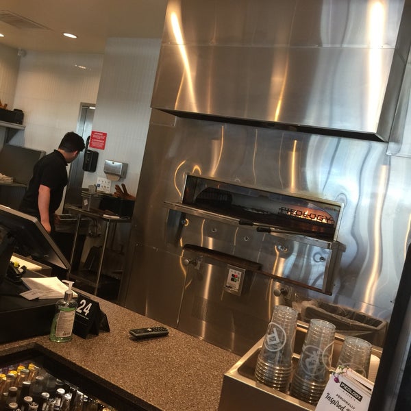 Photo taken at Pieology Pizzeria by Ron B. on 4/22/2018