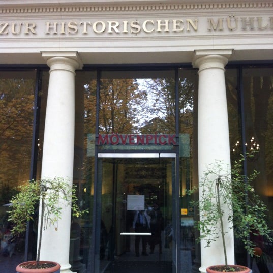 Foto tomada en Mövenpick Restaurant Zur Historischen Mühle  por Sompol J. el 9/29/2012