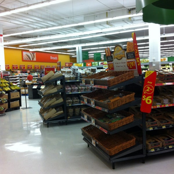 Foto diambil di Walmart oleh Michelle F. pada 8/1/2013
