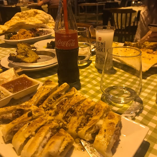 Das Foto wurde bei Asma Altı Ocakbaşı Restaurant von Tuğçe H. am 7/26/2020 aufgenommen