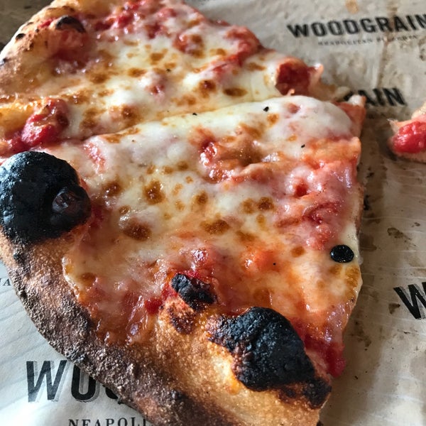 6/23/2017 tarihinde Chris H.ziyaretçi tarafından Woodgrain Neapolitan Pizzeria'de çekilen fotoğraf