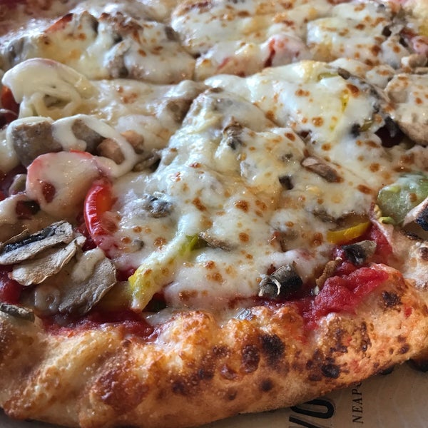 9/6/2017 tarihinde Chris H.ziyaretçi tarafından Woodgrain Neapolitan Pizzeria'de çekilen fotoğraf