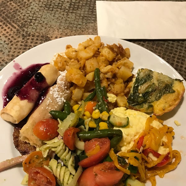 Photo taken at The Buffet at Luxor by Alexa S. on 11/6/2016