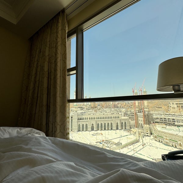 Foto diambil di Hilton Suites Makkah oleh Abdullah pada 5/2/2024