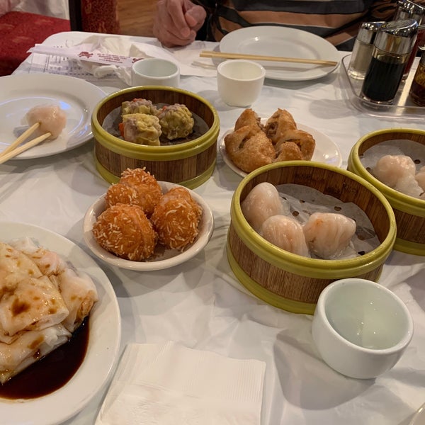 รูปภาพถ่ายที่ Kirin Court Chinese Restaurant โดย Kevin H. เมื่อ 12/29/2019