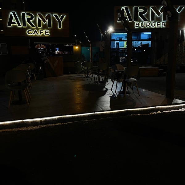 Foto tirada no(a) Army Burger por A.🦦 em 1/11/2022