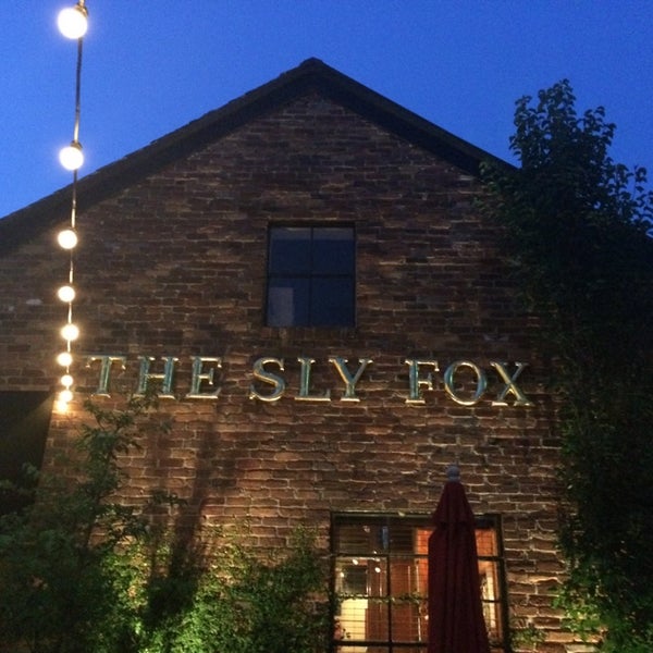 Foto scattata a The Sly Fox da Laurie Weston D. il 6/21/2014