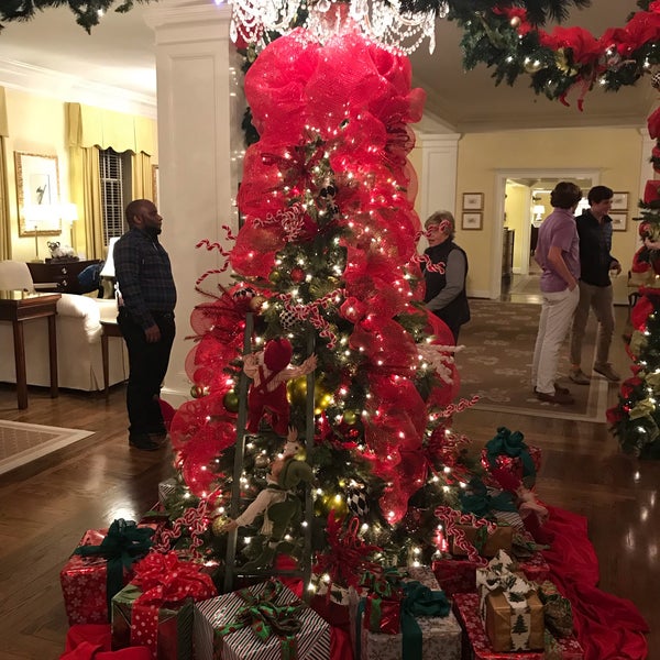 Foto diambil di The Carolina Inn oleh Cory S. pada 12/25/2018
