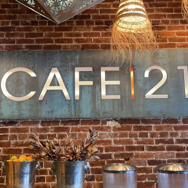 6/26/2022 tarihinde S. Mohammed 🌿🌿ziyaretçi tarafından Cafe 21 Gaslamp'de çekilen fotoğraf