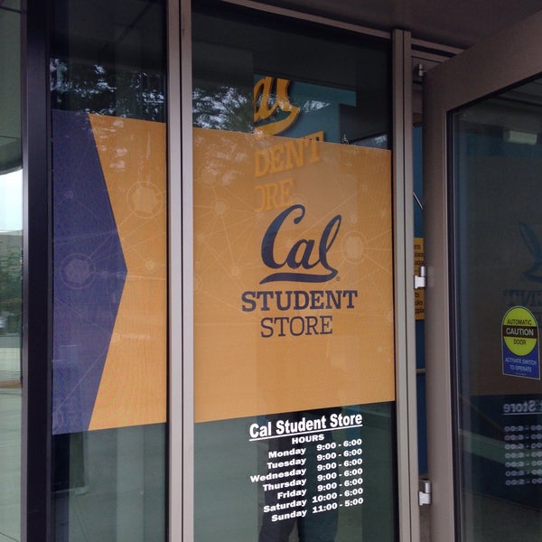 12/8/2015 tarihinde Masashi S.ziyaretçi tarafından Cal Student Store'de çekilen fotoğraf