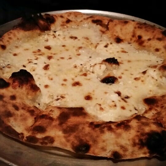 3/26/2016 tarihinde aimeeziyaretçi tarafından Dough Artisan Pizzeria'de çekilen fotoğraf